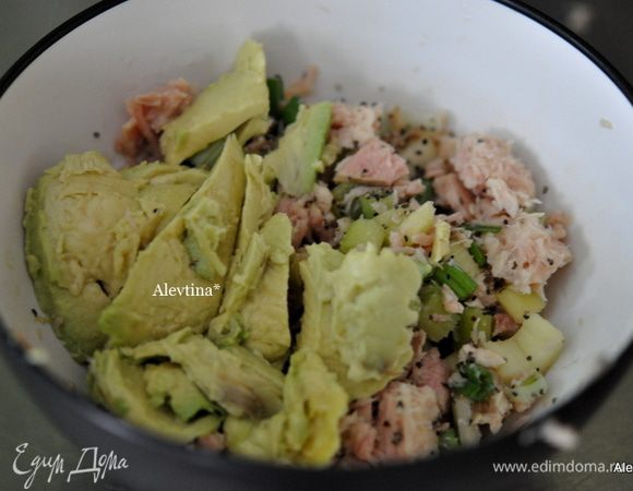 Авокадо аккуратно разрезать пополам, убрать ядро. Чайной ложкой снимем часть мякоти, оставляя края, переложим в емкость. Добавим тунец, сок лимона, посолим и поперчим.
Вилкой разломаем мякоть и тунец. Перемешаем.