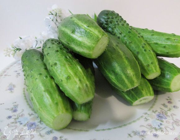 
Огурчики хорошо вымыть, отрезать оба кончика с двух сторон.