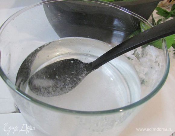 В 1 литре минеральной газированной воды развести соль.