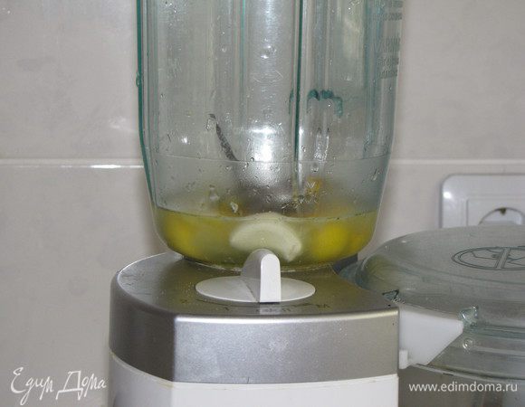 Затем займемся соусом. В чашу блендера выдавить сок половины лимона, добавить перепелиные яйца, горчицу, зубчик чеснока. Посолить и поперчить. Взбить.