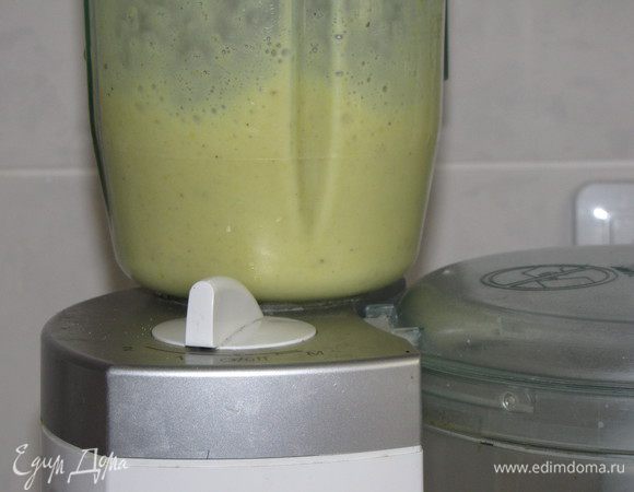 Не прекращая взбивать соус, постепенно вести оливковое масло. Должна получиться однородная масса светло-желтого цвета.