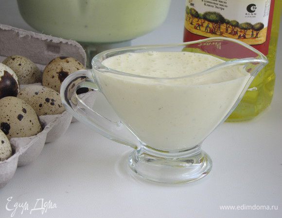 Соус готов. Он прекрасно может храниться в холодильнике пару дней (если вы вдруг сделаете меньшее количество салата).