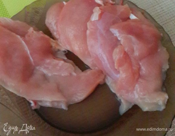 Помыть. Порезать тонко грудку.