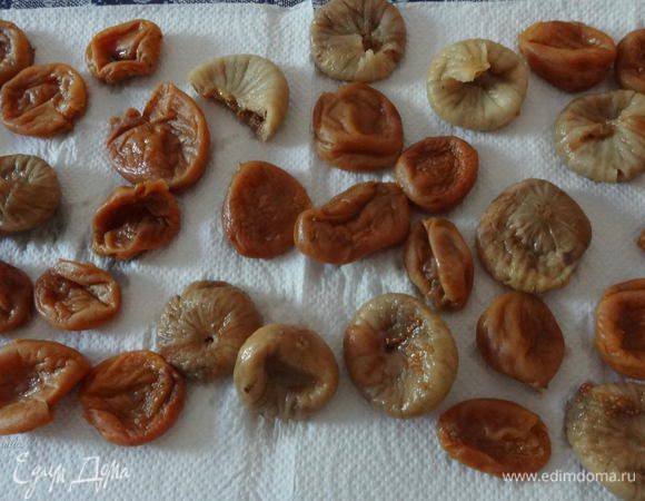 Слить воду и высушить сухофрукты бумажными полотенцами.