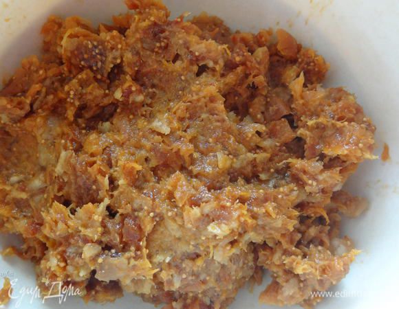 Измельчить сухофрукты в фуд-процессоре.