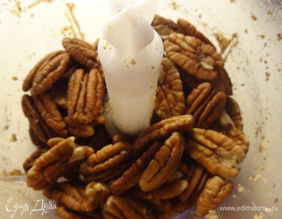 Измельчить орехи пекан в фуд-процессоре. 

**Можно прокалить орехи на сковородке по желанию.