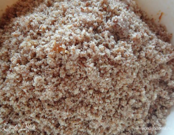 Добавить орешки к массе из сухофруктов.