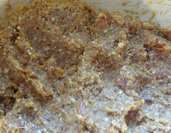 Добавить к конфетной массе мед и все тщательно перемешать. Получится масса, из которой легко формировать конфетки. 

***Вместо меда можно добавить джем или варенье.