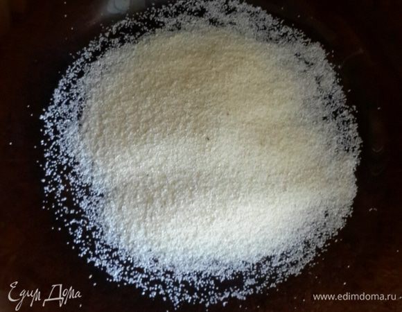 В тарелку насыпать манку.