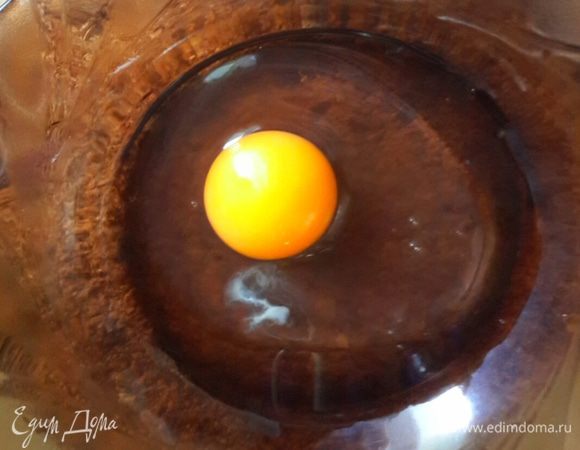 В тарелку разбить яйцо.