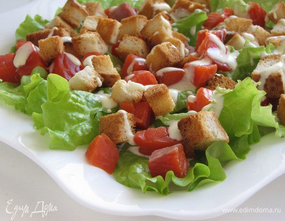 Рыбу нарезать тонкими ломтиками или кубиками. Уложить на листья сухарики и рыбу, сбрызнуть оставшимся соусом.