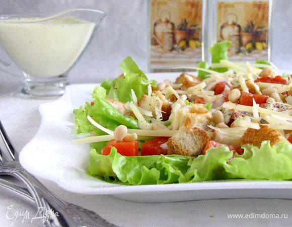 Можно подавать на стол. Получается очень вкусно! Но мне в этом салате не хватило помидоров. В следующий раз обязательно добавлю помидоры черри.