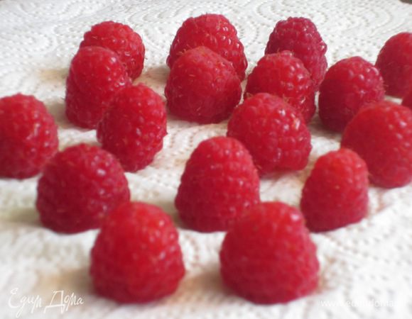 Малину промыть и выложить на бумажное полотенце.