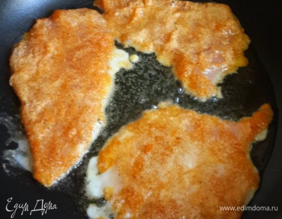 Налить масло и разогреть  сковородку.  Обмакнуть мяско в панировку, потом  в яйцо, потом опять в панировку, потом в яйцо и на сковородку.