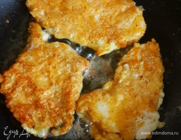 Переворачиваем и обжариваем. Но недолго. Только до золотистого цвета.