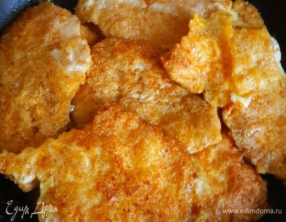 Когда все кусочки пожарены складываем их обратно в сковородку и наливаем кипяченой воды буквально 50 мл.