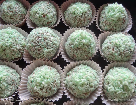 Обвалять их в кокосовой стружке и поставить в холодильник для охлаждения минимум на 1 час. Хранить конфеты в холодильнике.