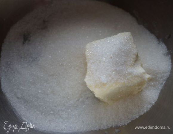 Растереть мягкое масло с сахаром.