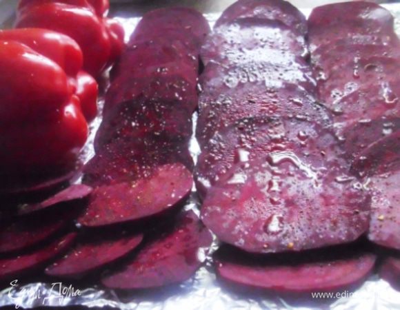 Свеклу почистить, порезать ломтиками толщиной 0,3 см, выложить на противень вместе с перцами. Сбрызнуть слегка оливковым маслом и посыпать приправой. Я использовала готовую смесь для борща (кориандр молотый, паприка, чеснок,  петрушка, укроп, перец черный молотый, лавровый лист). Запекать в духовке около 20 минут.  