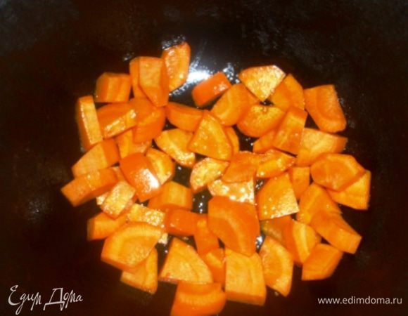 Морковь, лук, картофель почистить и крупно порезать.
Казан (или толстостенную кастрюлю) поставить на огонь, налить масло, выложить морковь и готовить её на среднем огне 5 минут, периодически помешивая.
 