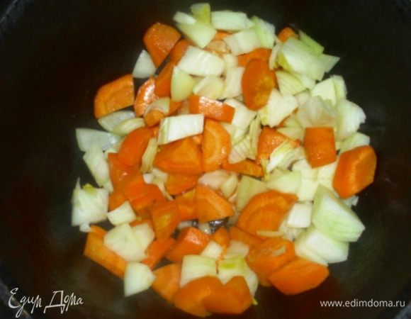 Затем добавить лук.
 