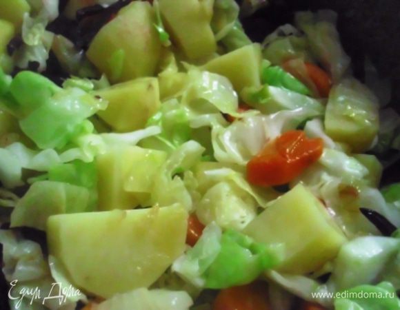 Потом крупно порезанную капусту (у меня маленький кочан нового урожая).
