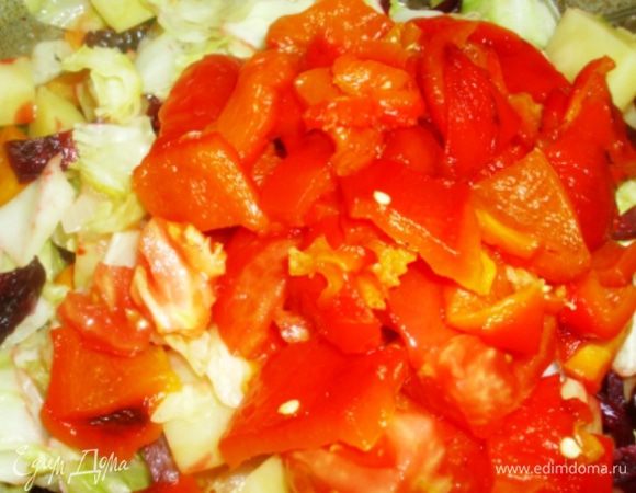 Помидоры надрезать, ошпарить, освободить от шкурки, порезать и отправить в казан. 
