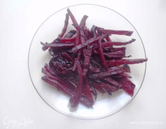 Часть свеклы порезать тонкой соломкой и отложить для подачи, остальную добавить к овощам вместе с очищенными перцами. 
