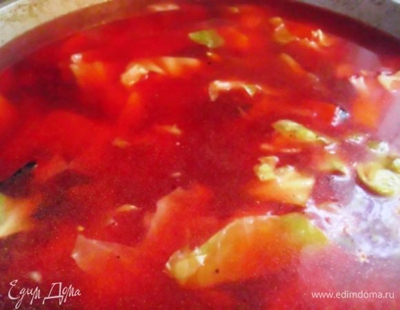 Готовить пять минут, залить кипятком, полностью покрывая овощи.  Приправить, закрыть крышкой и варить 20 минут.  
