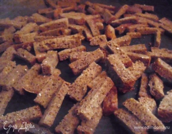 Ломтики хлеба натереть чесноком с солью, порезать тонкой соломкой и подсушить на сухой сковороде, постоянно помешивая. 
Зеленый лук я порезала на кусочки длиной 5-7 см и разделила вдоль на волокна, получились тонкие завитки. 
