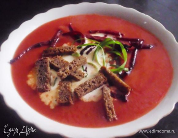 Суп снять с огня, пробить погружным блендером. При желании приправить лимонным соком. Подавать со сметаной, посыпав свекольной соломкой, луковыми завитками и сухариками.
