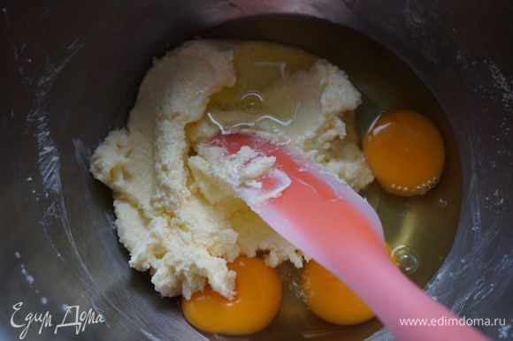 Добавить яйца, размешать; влить молоко (я налила 3 десертные ложки, еще 1 добавила после муки).