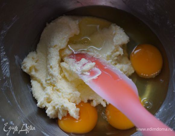 Добавить яйца, размешать; влить молоко (я налила 3 десертные ложки, еще 1 добавила после муки).