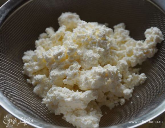 Творог, если он не кремообразный, протереть через сито, размешать.