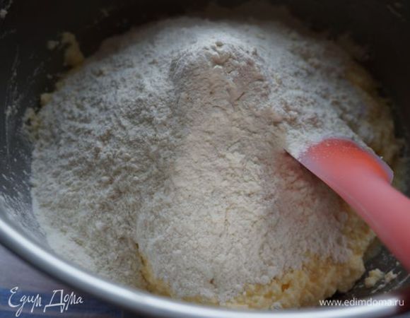 Муку просеять, размешать, добавить разрыхлитель. 