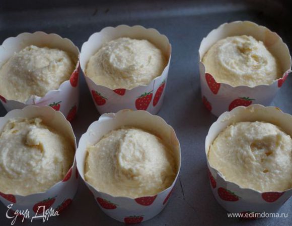 Добавляем наверх еще несколько ложечек теста, выпекаем при 180"С около 20-30 минут до румяного цвета.