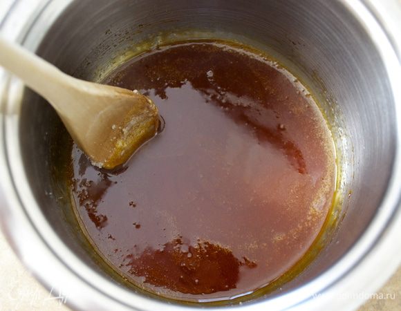 ВАЖНО: все ингредиенты должны быть комнатной температуры!
Положите 1/2 стакана сахара в кастрюлю с тяжелым дном. На умеренном огне варите сахар до коричневого цвета (до карамели).
