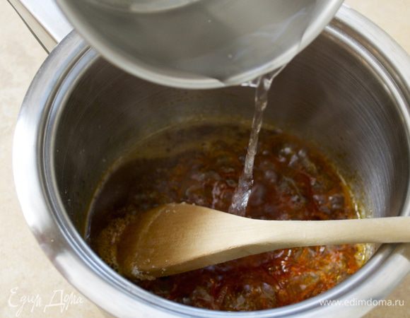 Снимите с огня и добавьте осторожно (!) горячую воду. Энергично перемешайте, чтобы не было комочков. Остудите сироп. 