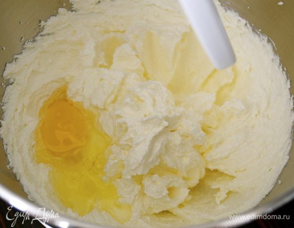 Просейте вместе муку, разрыхлитель и соль.
Взбейте сливочное масло с оставшимся сахаром, пока масса не станет воздушной. По одному добавьте яйца (не добавлять последующее яйцо, пока предыдущее не будет полностью вмешано).