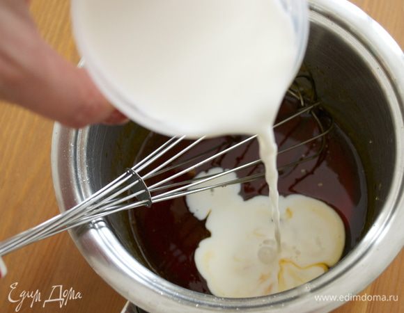 Размешайте остывший сироп, добавьте молоко и ванилин. 