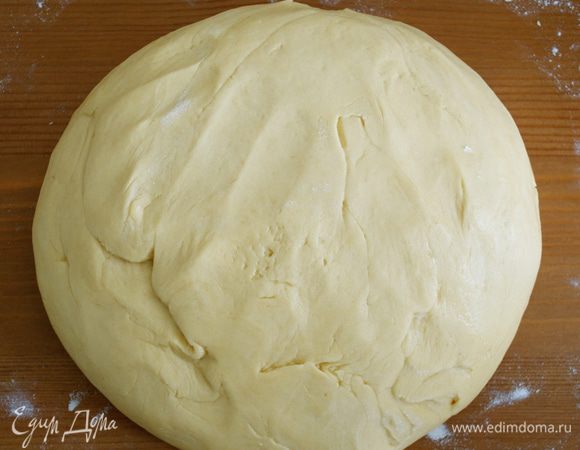 Полученное тесто выложить на рабочую поверхность стола и сформировать шар. Теста получается достаточно много (может понадобится добавить грамм 50 муки). Тесто завернуть в пленку и убрать в холодильник минимум на 1 час (так с ним будет после намного проще работать).   