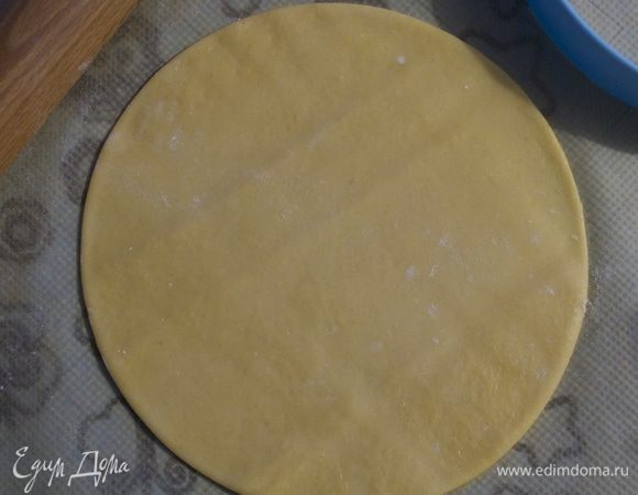 По рецепту предлагалось испечь 8 коржей диаметром 20 см... Полагаю, что размер коржей можно смело увеличить до 24-26 см... Так как у меня получилось 12 коржей диаметром 20 см ровно! 
Достаньте охлажденное тесто из холодильника и, раскатывая коржи на листе пергаментной бумаги, выпекайте каждый по 7-8 минут при температуре 180°С. До красивого золотистого цвета.  