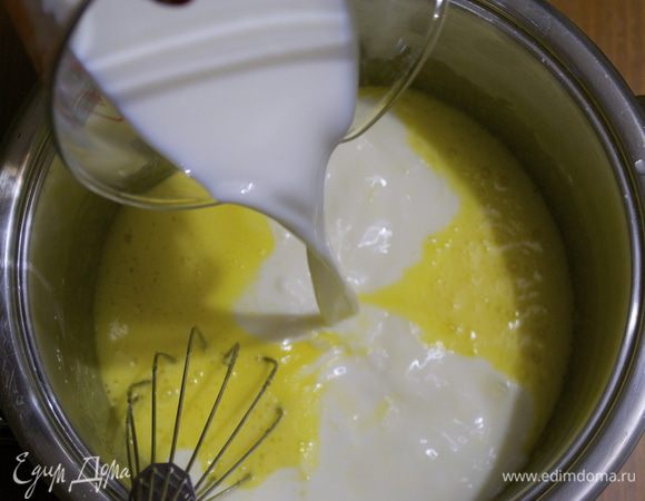 Добавьте молоко и ванилин.