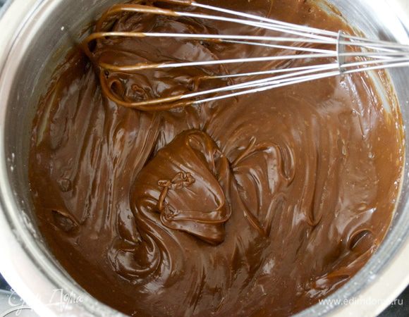 Поставьте на умеренный огонь и разогрейте. Добавьте шоколад (поломав на кусочки). Готовьте крем, пока не загустеет, постоянно помешивая (!). Крем получается нежной, шелковистой консистенции, без комочков! Готовый крем полностью остудить, переложив в миску и накрыв пленкой в контакте с поверхностью крема. 