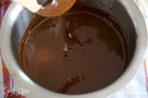 Для глазури растопите шоколад на водяной бане. Смешайте с растительным маслом. Горячей глазурью покройте торт!