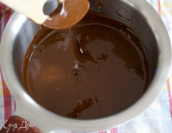 Для глазури растопите шоколад на водяной бане. Смешайте с растительным маслом. Горячей глазурью покройте торт! 