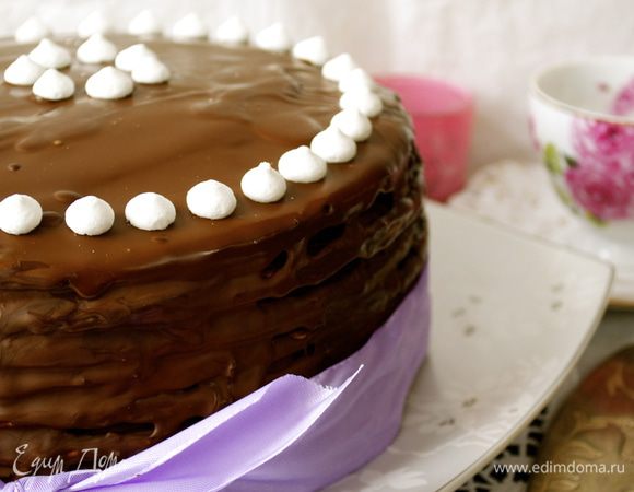 Украсить торт по желанию... В рецепте поверхность торта украшалась тертым белым шоколадом... Можно сделать сверху узор опять-таки из шоколадной глазури! Я украсила мини-меренгами...