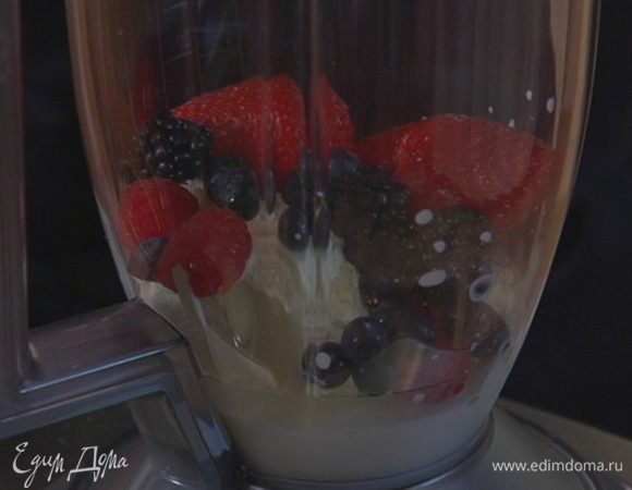 Все ягоды и мороженое поместить в блендер.