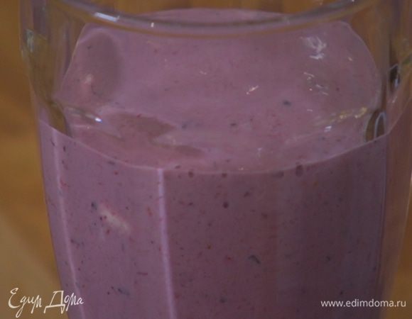 Влить молоко и взбить все в однородную массу.