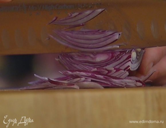 Лук почистить и нарезать соломкой.